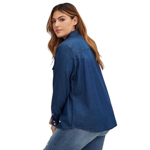 Torrid Taylor Medium Wash Denim Button-Down Shirt in 00 (Medium/Large Size 10) - Picture 3 of 16